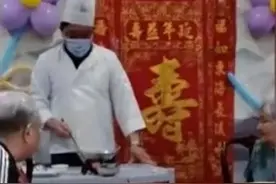 儿子假扮厨师给老母亲煮面，摘下口罩那一刻母亲落泪，网友：有妈妈真好图片