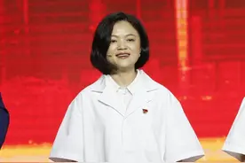 2020年重庆最美医生丨她身穿隔离服陆续工作30小时图片