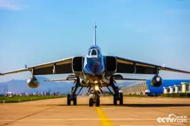 瞄准强敌淬锋刃 搏击长空砺铁翼：东部战区海军航空兵实战训练掠影图片