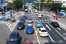 28秒丨点赞！威海辅警搀扶老人过马路，热心市民用相机记录下暖心背影图片