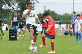 “徐克汉姆”指导百队杯小球员：踢好任意球，天赋和努力缺一不可图片