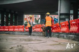 鹅岭立交进入路面改造阶段，暂时实行转盘式通行图片