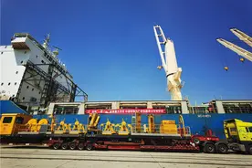 中国铁物承运工程机械设备上海港启航，中老铁路电气化施工掀起高潮图片