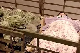 值得尊重！父亲凌晨卖瓜，11岁女儿睡在卖瓜车上图片
