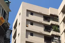 男子闹市挥刀随机伤人 再学蜘蛛人爬上14楼与警察僵持图片