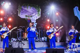 抖音山顶小学演唱会落幕，142万人围观摇滚少年表演图片