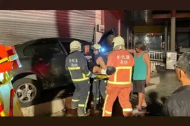 夫妻边开车边吵架失控撞超市 妻子惨死儿子受伤图片