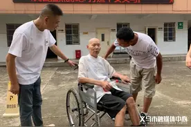 “爸，你还认识我吗？”走失七年的老人回家了！图片