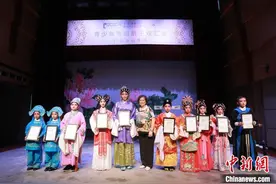 粤澳青少年广东中山同台献演粤剧折子戏图片
