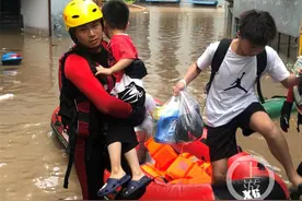 消防员叔叔来啦，我们得救了图片