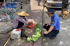为人性执法点赞！八旬老太占道卖菜城管全部买下图片
