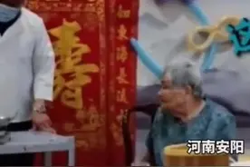 寿宴上儿子假扮厨师给母亲煮面，摘下口罩时，她瞬间哭了……图片