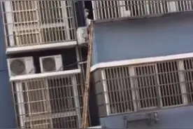 幼儿跌落四楼防晒棚，物业经理爬窗救人图片