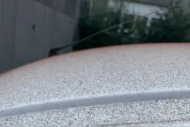 瑞士小镇下起巧克力雪图片