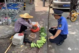 暖！两名八旬老太占道卖菜，这名城管把菜全买下了图片