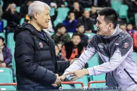 新一届辽篮教练班子主体框架：顾问蒋兴权 主教练杨鸣 助教马丁内斯图片
