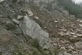 陕西持续降雨致108国道周至段塌方，山体落石不断并有异响图片