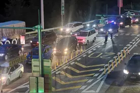 旅游旺季凤凰收费站迎车流高峰，两周时间车流量达23万台次图片