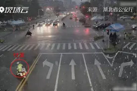 超惊险！车辆失控冲向车流，多亏了他这个动作图片