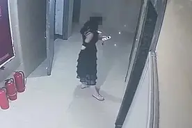 难以启齿！女子等电梯时身后突然伸出一只手，对她做这种事，警方一查近期还发生过2次图片