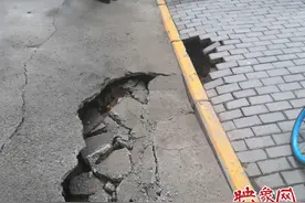 男子走路玩手机一脚踩进“坑”市政回应：连日阴雨所致图片