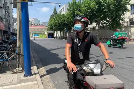 酷暑中的暖心：快递小哥扛重物上5楼汗如雨下，老阿姨追出门送水果致谢｜酷暑现场直击图片