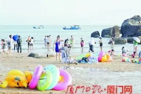 礁石划破充气泳圈 父女被困厦门海域，专业人士发出重要提醒图片
