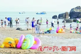 礁石划破充气泳圈 父女被困厦门海域，专业人士发出重要提醒图片