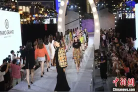 中外模特重庆解放碑T台走秀展示时尚服饰图片