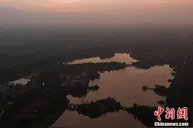 航拍苏州花桥天福国家湿地公园 这里的黎明静悄悄图片