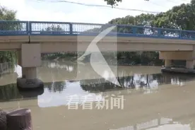 10岁弟弟落水哥哥去救双双溺亡 家属：栏杆有隐患图片