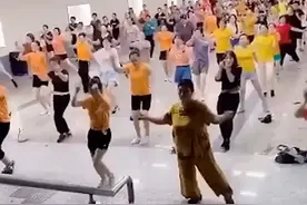 苏州大妈火车站地下通道跳广场舞：近百人占满通道，音乐声震天图片