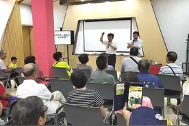 滑稽戏专场进社区开演啦！乐曲声、欢笑声响彻一片……图片
