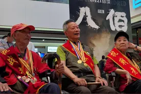 八位抗战老兵相聚成都 看《八佰》追忆峥嵘岁月图片