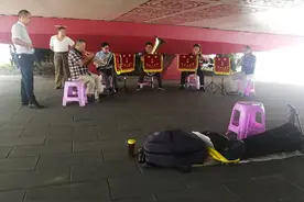 沙湾立交下的“铜管五重奏老乐队”：免费奏响热爱的旋律，让大家听了“走不脱”图片