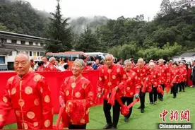 执子之手 与子偕老：28对金婚老人补办婚礼弥补遗憾图片