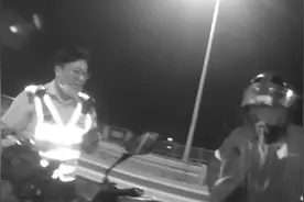 摩托男醉驾被民警拦下，意外一幕发生：戴着头盔直接吐了图片