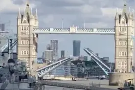 英国伦敦桥合拢时卡住了 泰晤士河两岸汽车行人排起长队图片