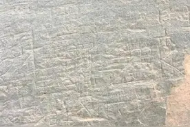陕西丹霞地貌遭刻字“表白”600年也恢复不了，网友：能长久？图片