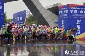 "宁夏·奔跑"系列赛中卫站鸣枪起跑图片