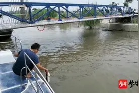 男子驾驶快艇凌晨在长江上钓鱼 被查后快艇及鱼竿被没收还被罚款图片