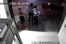 男子猛砸ATM机称想坐牢：我比较懒，不想上班也不想出门图片