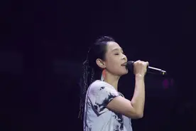 刘若英哽咽演唱《夏夜晚风》父亲前几天刚去世图片
