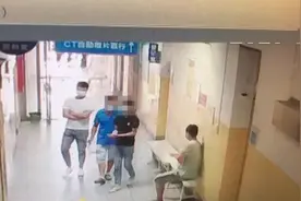 为了碰瓷 他居然把自己手指敲骨折图片