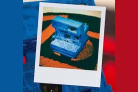 得物快讯 | 陈冠希亲晒CLOT x 宝丽来联名款相机；Virgil Abloh x Mercedes-Benz联名款服饰曝光图片