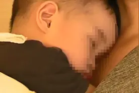 妈妈用母乳来给宝宝洗眼睛，结果...专家：不要轻信偏方图片