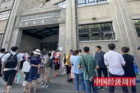 电影《八佰》热映后原址上海四行仓库人气爆棚，影迷特地来献花缅怀“八百壮士”图片