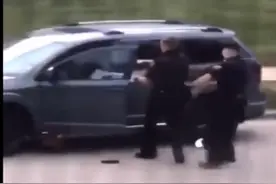 残忍！美国威斯康星州警察向非裔男子连开数枪图片