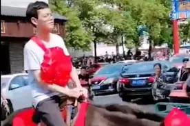 男生录取北大骑马戴红花返乡，网友：全村的希望图片