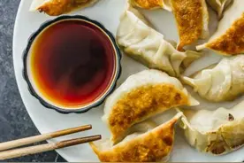 隐食记｜锅贴：油花煎出的饺子香味图片